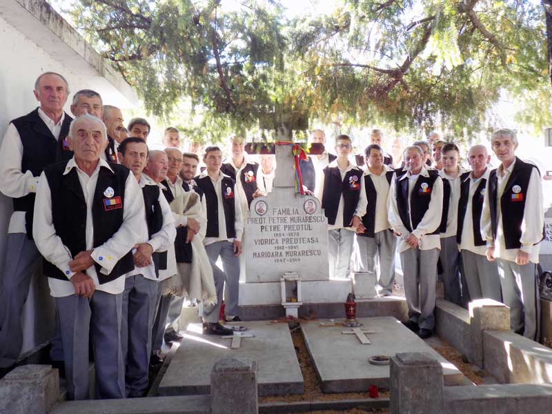 În-memoriam-Mărioara-Murărescu Coriştii din Finteuşu Mare la mormîntul Mărioarei Murărescu