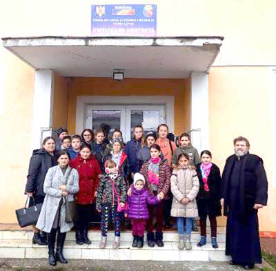 Grupul-de-elevi-şi-cadre-didactice-din-Cupseni,-dreapta-pr.-Cucu Grupul de elevi şi cadre didactice din Cupşeni; în dreapta pr. Gheorghe Cucu
