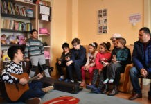 Concerte susţinute de elevii şi profesorii Şcolii Populare de Artă „Liviu Borlan”, la centrele de tip familial din Baia Mare