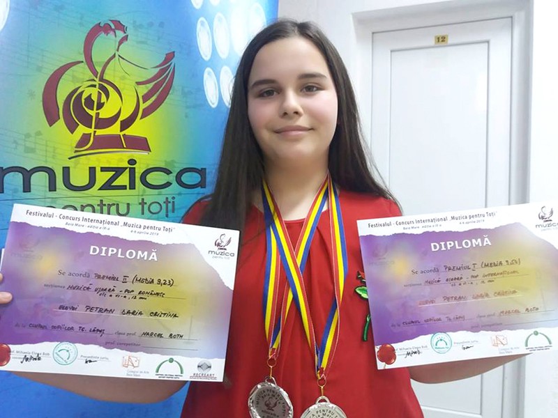 Daria Petran cu medaliile si diplomele obtinute