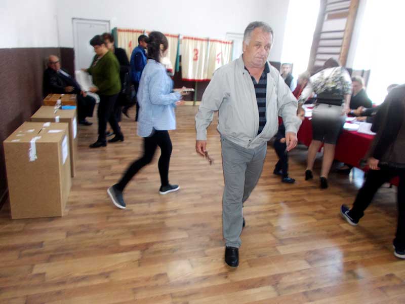 Aspect-de-la-Secţia-de-Votare-din-Centrul-Şcolar