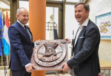 Doru Ioan Dăncuș i-a dăruit lui Xavier Bettel un basorelief al Voievodului Bogdan I