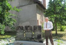 Victimele Holocaustului, comemorate în Baia Mare Tiberiu Kornreich, lângă monumentul comemorativ