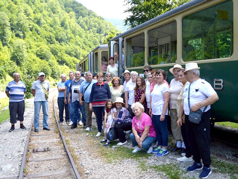 Pensionarii pregătiţi să urce in vagoane