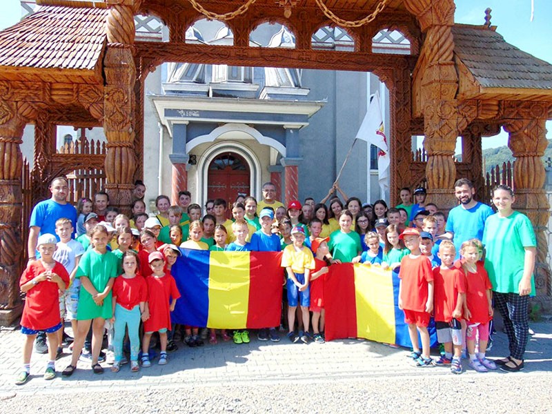 Aspect de la demararea evenimentului in faţa bisericii