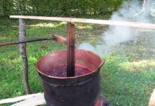 “Silvoiţă” de prune, preparată de gospodinele Muzeului Satului