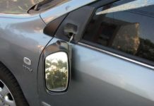 O băimăreancă este cercetată după ce a distrus oglinzile retrovizoare ale unor autoturisme