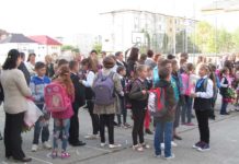 Peste 76.000 de preşcolari şi elevi încep luni şcoala
