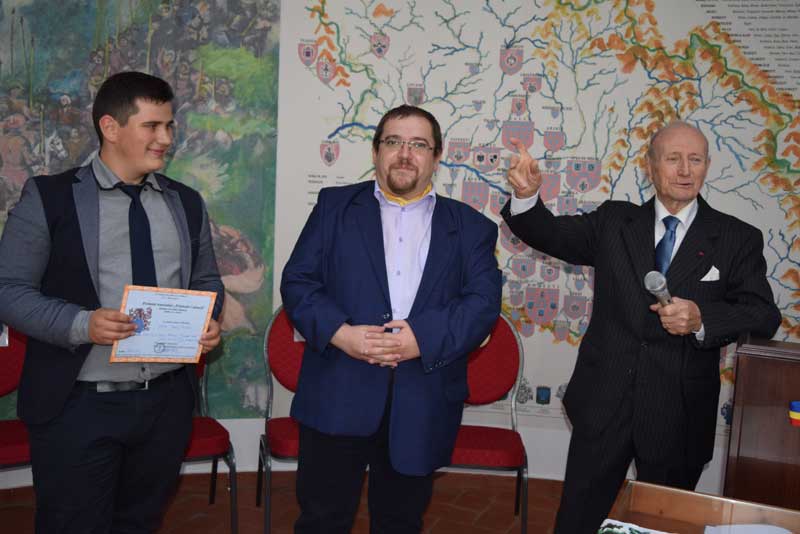 Decernrea-premiului--Denis-Năsui,-alături-de-conf.univ.dr.C.R.D.-Butculescu-si-dl.-Ion-Piso,-organizatorul-evenimentului