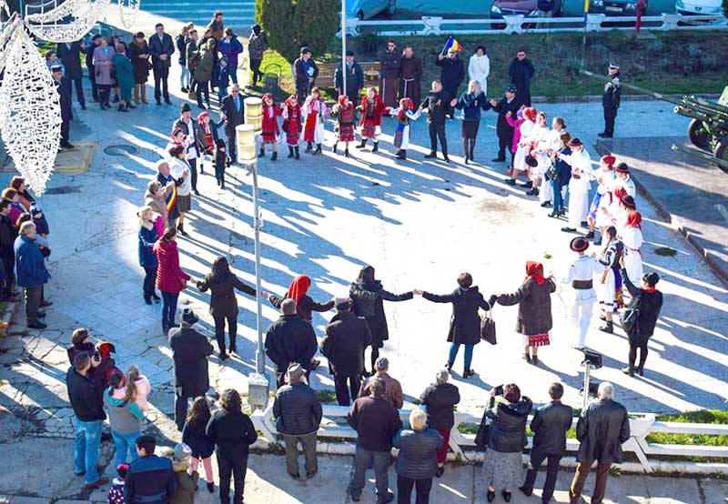 Multime--la-Monumentul-Eroilor-prinşi-în-Hora-Unirii