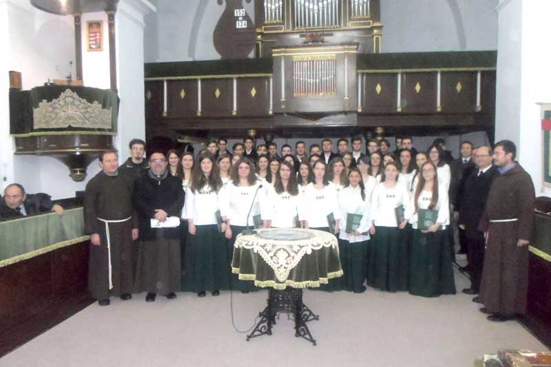 Corul-din-Cluj-Napoca-şi-participanţi-la-slujbă