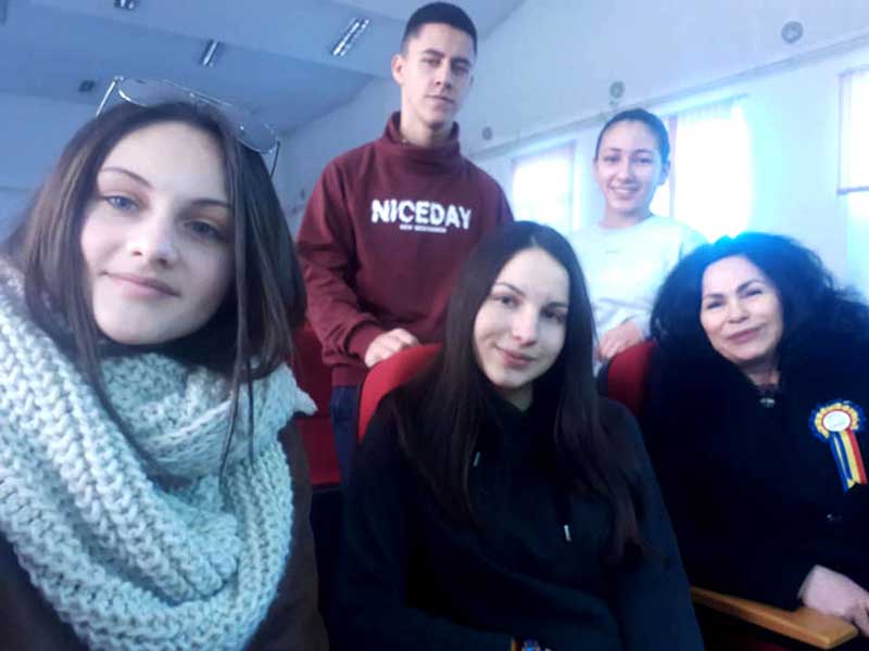 Prof.-dr-Bilţ-dreapta-şi-elevii-concurenti-la-Blaj