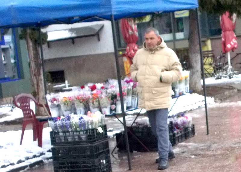 Ioan-Pop-cu-flori-de-vînzare-la-Tg.-Lăpuş