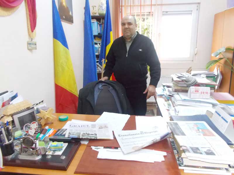 Primarul-Nicolaie-Burzo-la-biroul-său-de-lucru