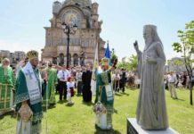 Hramul Catedralei Episcopale „Sfânta Treime” din Baia Mare • A fost dezvelită statuia Înaltpreasfințitului Părinte Arhiepiscop Justinian