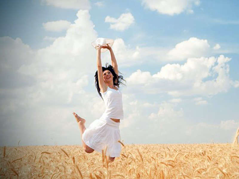 happy-woman-enjoying-life-810x456