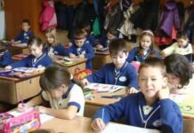 Elevii refuză banii de uniformă