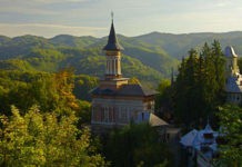 Hram la Mănăstirile din Rohia și Petrova