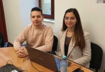 O tânără din Italia face voluntariat la ASSOC