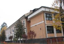 Maramureș: Linie prioritară de vaccinare pentru angajații din învățământ Sala de sport a Școlii „Dr. Ioan Mihály de Apșa” Sighetu Marmației, unul dintre cele patru centre de vaccinare din județ