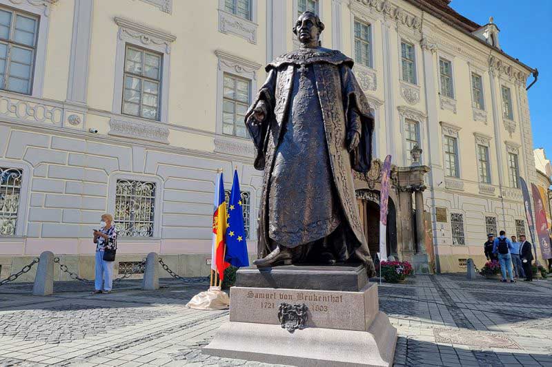 Statuia-lui-Brukenthal-de-la-Sibiu
