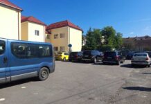 Gura lumii ☺ Parcare de-a curtea școlii!