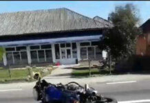 Din coliziunea unui autoturism cu o motocicletă, două persoane au ajuns la spital