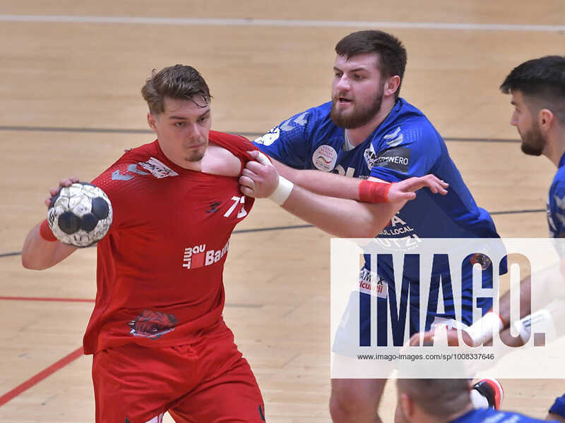 Octavian Catalin Bizau si Pavel Loic in meciul de handbal masculin dintre Dinamo Bucuresti si CSU din Suceava, contand p