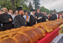 Pâine-gigant, servită tinerilor din Maramureș și Satu Mare