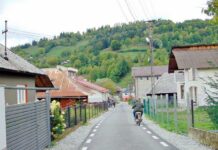 20 kilometri de asfalt în Poienile de sub Munte