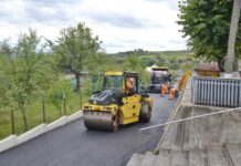 Continuă asfaltarea străzilor în Fărcașa