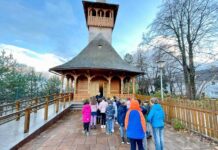 O biserică de lemn în stil maramureșean a fascinat copiii din Germania