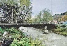 În Poienile de sub Munte, se construiesc două poduri noi