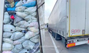 Aproximativ-17-tone-produse-second-hand,-oprite-la-intrarea-în-țară