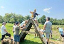Sute de participanți la o aventură cu obstacole tradiționale