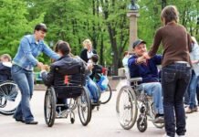 22 de primării, date în judecată de asistenții persoanelor cu handicap