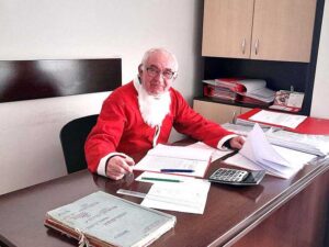 Mos Craciun Suciu la birou