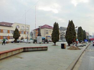 piateta-cu-monument-targu-lapus