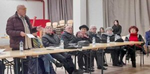 Ioan Săcălean, alături de participanţi la Cenaclul de la Hideaga