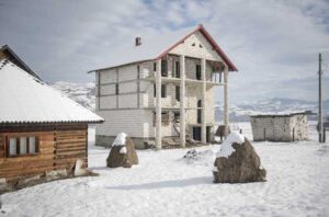 Mandrie-si-beton-Poienile-de-sub-Munte