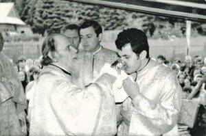 Împărtăşit-de-PS-Episcop-vicar-Iustinian-Maramureşanul,-Belişu-Nou,-30-iunie-1985.-copy