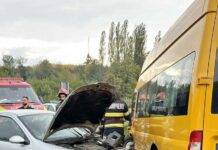 Microbuz cu elevi, implicat într-un accident la Groși