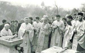Împreună-cu-PS-Episcop-vicar-Iustinian-Maramureşanul-la-slujba-parastasului-de-la-mormântul-părinţilor-PS-Sale,-Plopiş,-6-noiembrie-1983.-copy