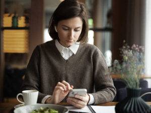 medium-shot-woman-with-smartphone