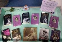 Vitrină de carte dedicată Reginei Maria a României