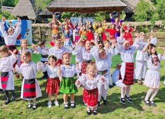 Părinți, bunici și copii, într-o șezătoare autentică