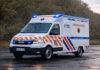 Calitatea noilor ambulanțe lasă de doritNoile autosanitare primite de către Serviciul de Ambulanță Județean (SAJ) Maramureș lasă de dorit la capitolul calitate, atrage atenția conducerea instituției. „La parcul auto am avut prin acel program al Ministerului Sănătății două tranșe de livrări de ambulanțe: anul trecut am primit 10 ambulanțe și anul acesta va fi la fel. Momentan, mai trebuie să primim 7 mașini, respectiv 6 ambulanțe de tip B și o ambulanță de tip C. Suntem destul de echilibrați sub aspectul acesta, însă singura precizare pe care o am de făcut este că mașinile noi sunt extrem de defectuoase și de slabe, prin comparația calitativă cu multele tipuri de autosanitare care au fost livrate serviciilor de ambulanță de-a lungul timpului. Am constatat că avem câteva mașini de tip B și una de tip C cu care stăm mai mult în service”, a declarat Alexandru Oros, managerul SAJ Maramureș. Astfel, autosanitarele respective, aflate încă în garanție, stau mai mult în service-urile auto, pentru diverse reparații. Deocamdată, aceste defecțiuni nu afectează însă activitatea instituției, deoarece mașinile sunt reparate cu prioritate. „Ambulanțele încă sunt în garanție, însă discuția nu este despre bani, ci despre disponibilitatea mașinii. Din păcate, sunt slabe. Nu sunt alte modele, ci acest trend mondial de a face totul ieftin și «bun» ne afectează pe toate liniile. Asta am observat de la ultimele tranșe pe care le-am primit. Ne putem imagina ce va urma după ce vor ieși din garanție, sub aspectul costurilor… Service-urile care ne fac întreținerea mașinilor sunt operative, astfel încât nu ne este afectată activitatea”, a mai punctat Alexandru Oros. (A.M.H)