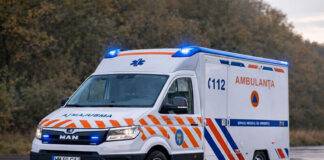 Calitatea noilor ambulanțe lasă de doritNoile autosanitare primite de către Serviciul de Ambulanță Județean (SAJ) Maramureș lasă de dorit la capitolul calitate, atrage atenția conducerea instituției. „La parcul auto am avut prin acel program al Ministerului Sănătății două tranșe de livrări de ambulanțe: anul trecut am primit 10 ambulanțe și anul acesta va fi la fel. Momentan, mai trebuie să primim 7 mașini, respectiv 6 ambulanțe de tip B și o ambulanță de tip C. Suntem destul de echilibrați sub aspectul acesta, însă singura precizare pe care o am de făcut este că mașinile noi sunt extrem de defectuoase și de slabe, prin comparația calitativă cu multele tipuri de autosanitare care au fost livrate serviciilor de ambulanță de-a lungul timpului. Am constatat că avem câteva mașini de tip B și una de tip C cu care stăm mai mult în service”, a declarat Alexandru Oros, managerul SAJ Maramureș. Astfel, autosanitarele respective, aflate încă în garanție, stau mai mult în service-urile auto, pentru diverse reparații. Deocamdată, aceste defecțiuni nu afectează însă activitatea instituției, deoarece mașinile sunt reparate cu prioritate. „Ambulanțele încă sunt în garanție, însă discuția nu este despre bani, ci despre disponibilitatea mașinii. Din păcate, sunt slabe. Nu sunt alte modele, ci acest trend mondial de a face totul ieftin și «bun» ne afectează pe toate liniile. Asta am observat de la ultimele tranșe pe care le-am primit. Ne putem imagina ce va urma după ce vor ieși din garanție, sub aspectul costurilor… Service-urile care ne fac întreținerea mașinilor sunt operative, astfel încât nu ne este afectată activitatea”, a mai punctat Alexandru Oros. (A.M.H)