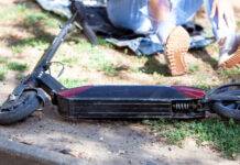 Femeie lovită de o trotinetă electrică pe pista pentru bicicliști