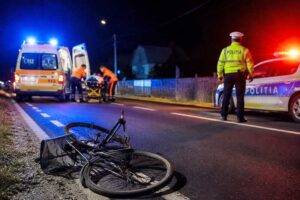 Biciclist-rănit-după-ce-a-căzut-într-un-șanț
